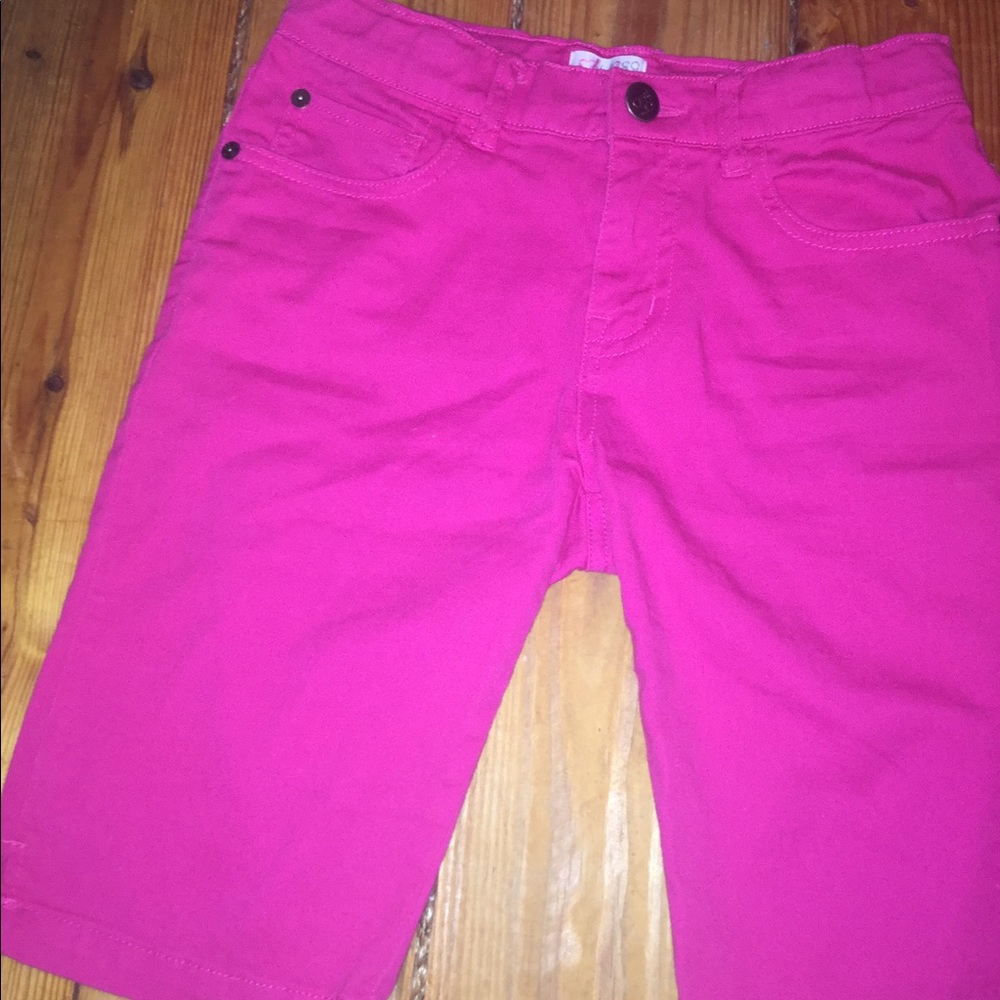 est.1989 Place, Bermuda shorts.