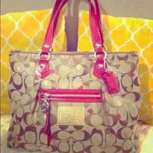 ❤️Reselling Coach Poppy Hearts Tote❤️