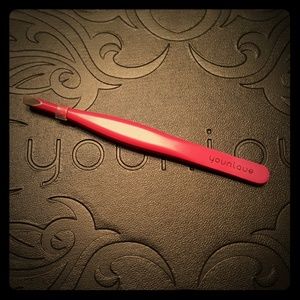 Younique tweezers