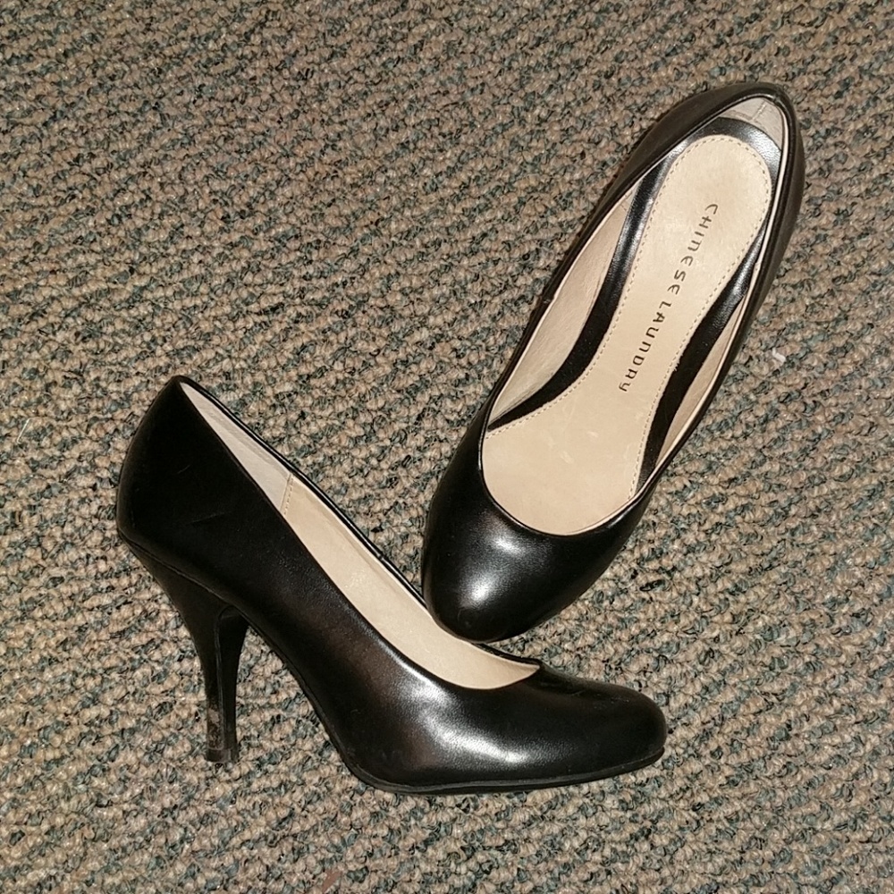 Black pumps