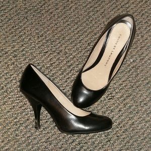 Black pumps