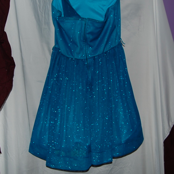 Beautiful one shoulder homecoming dress - Picture 4 of 4
