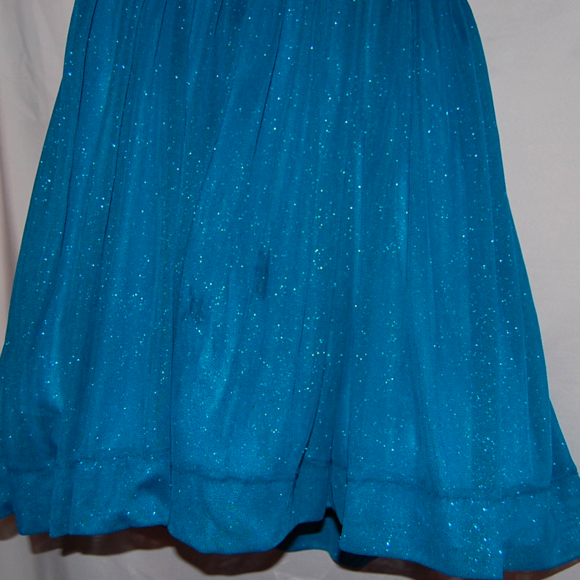 Beautiful one shoulder homecoming dress - Picture 2 of 4