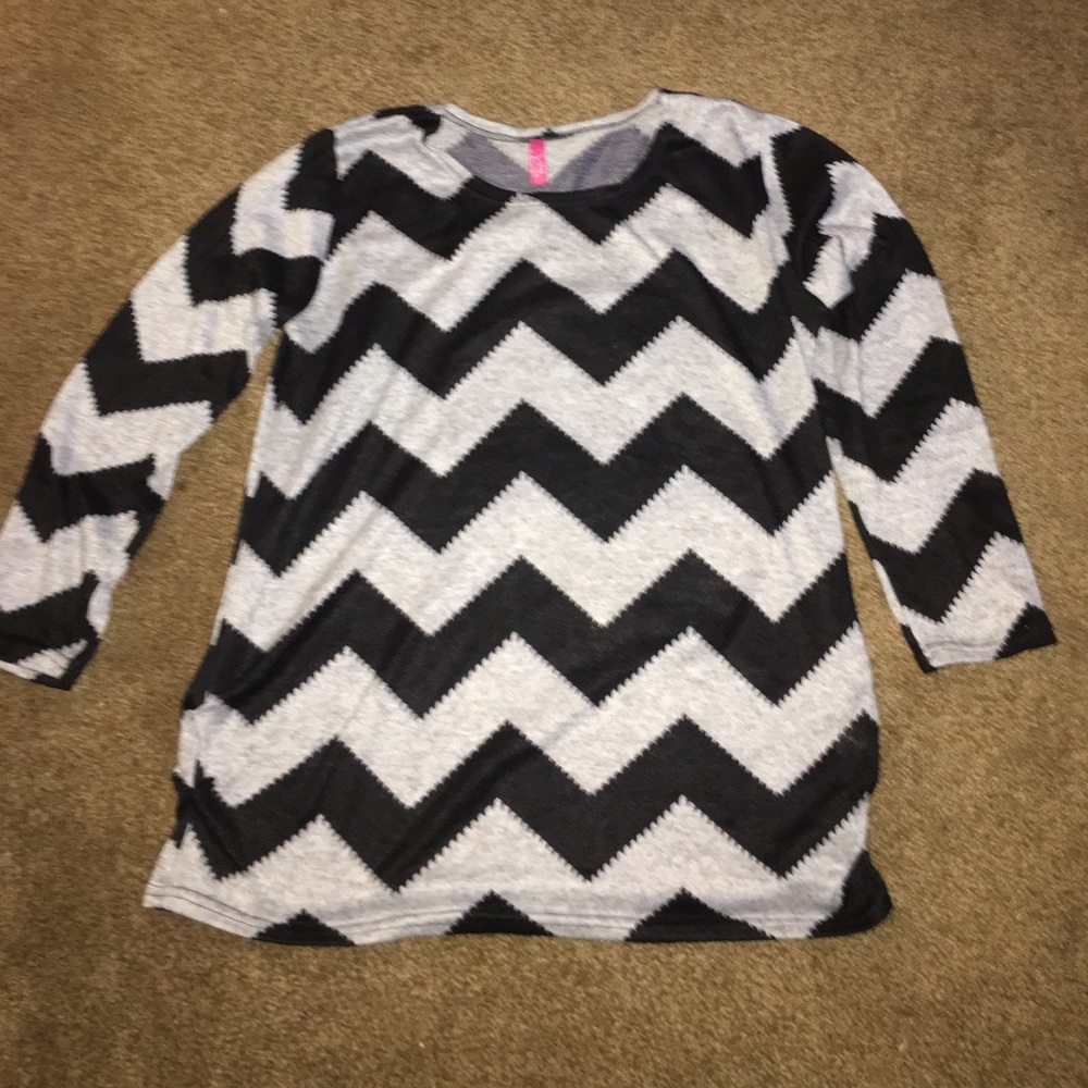 Soft quarter length shirt with ruching the sides