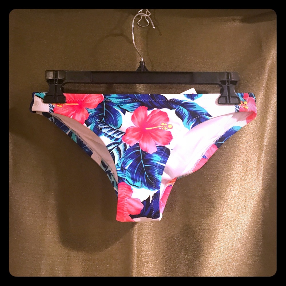 Hawaiian style bikini bottom Hawaiian 🌺 🌸  🌺