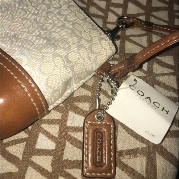 Coach sand wristlet new w/tags - Picture 2 of 4