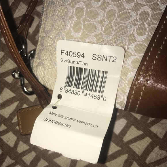 Coach sand wristlet new w/tags - Picture 3 of 4