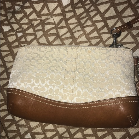 Coach sand wristlet new w/tags - Picture 4 of 4
