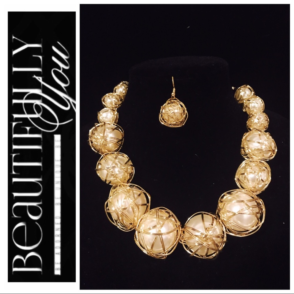 Gold/Pearl Necklace Set