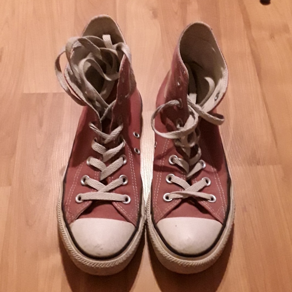 Faded maroon converse