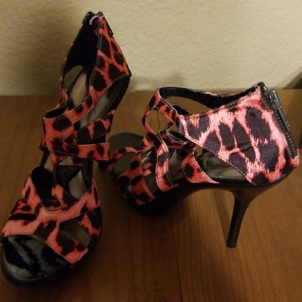 Carlos Santana Pink/ coral leopard print heels