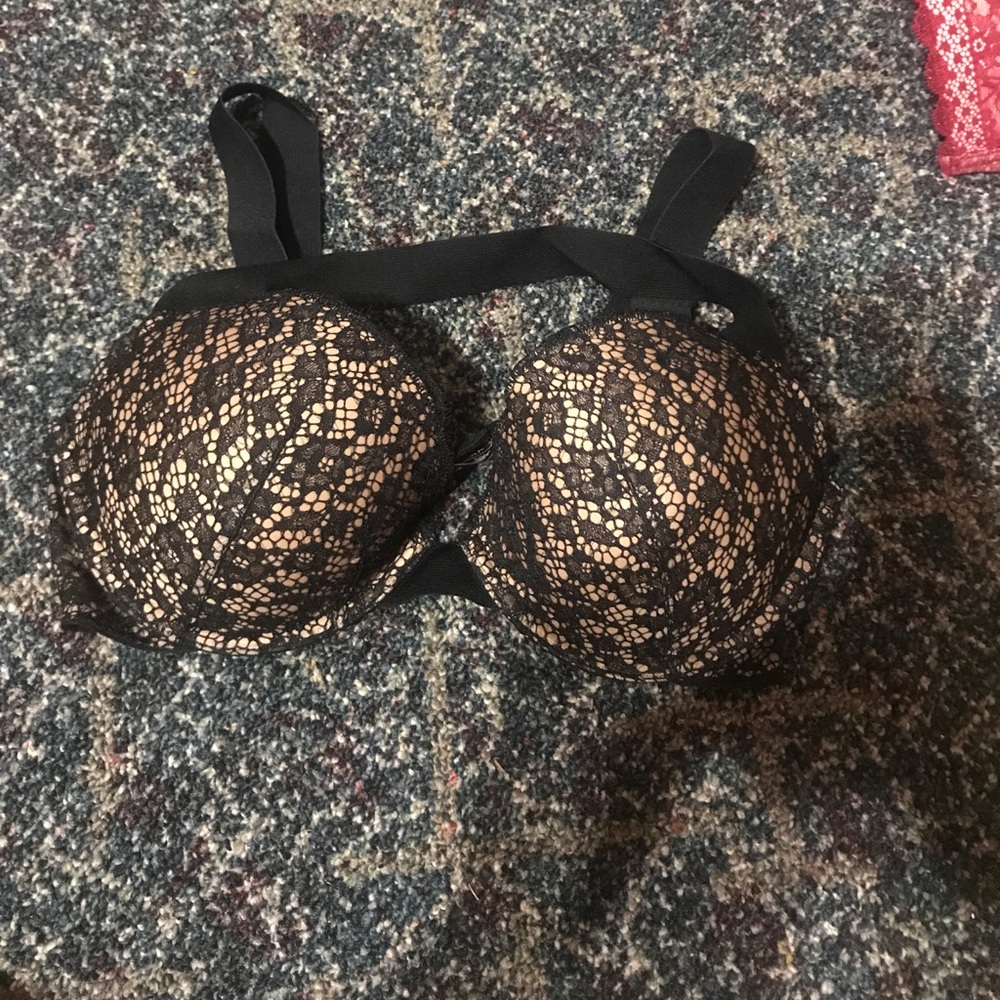 Black lace and nude Victoria's Secret bra ❤️