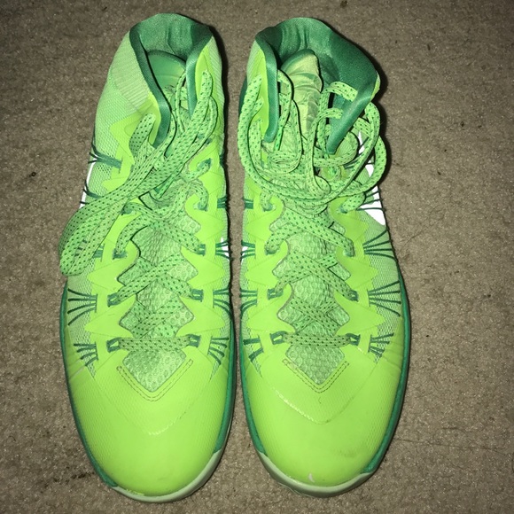 Basketball shoes - Picture 1 of 4