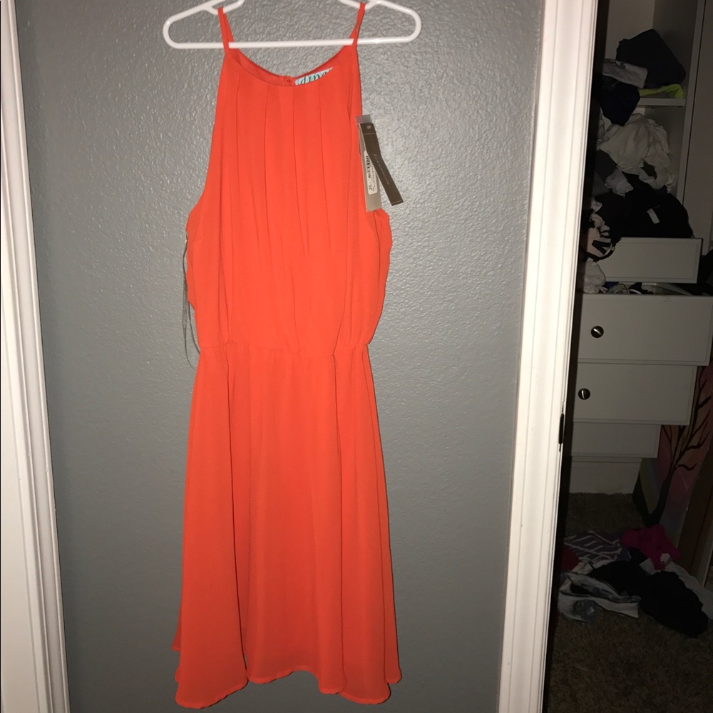 a super cute orange dress!