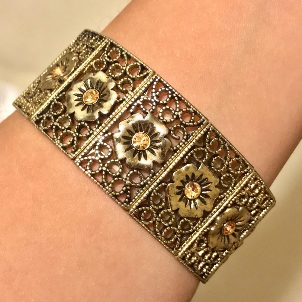 Beautiful sliver detailed stone stretch bracelet