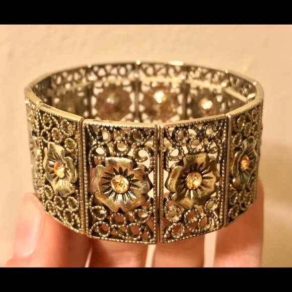 Beautiful sliver detailed stone stretch bracelet - Picture 2 of 6