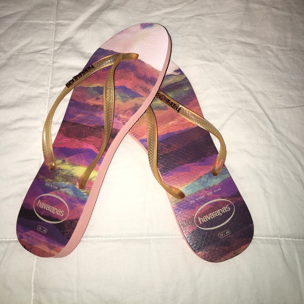 NWOT havaianas colorful flip flops!
