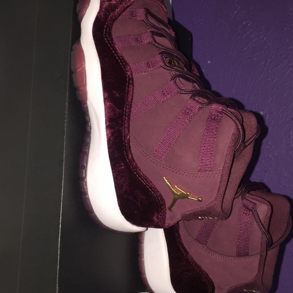 Size 4Y , comes with original box , never worn - Picture 3 of 4