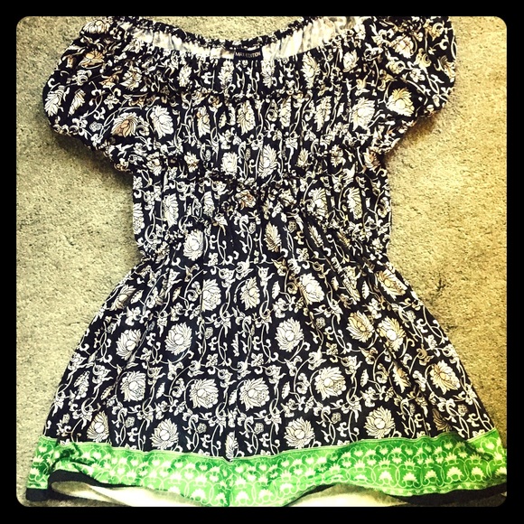 Super cute peasant style top. - Picture 2 of 2
