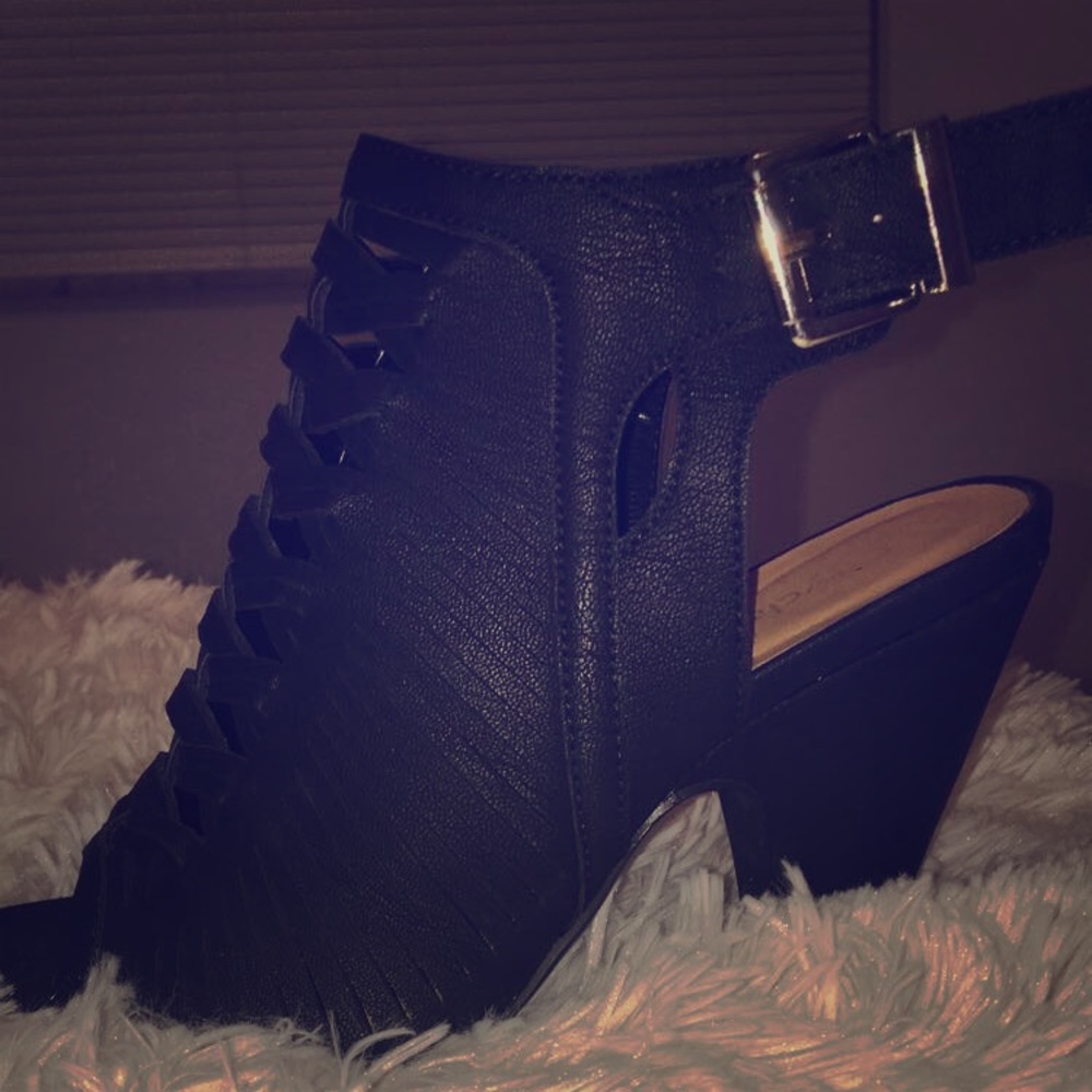 black pair of wedges