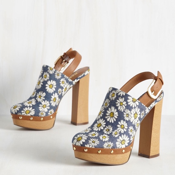 Happy Daisies Slingback Platform Wooden Clogs - Picture 2 of 4