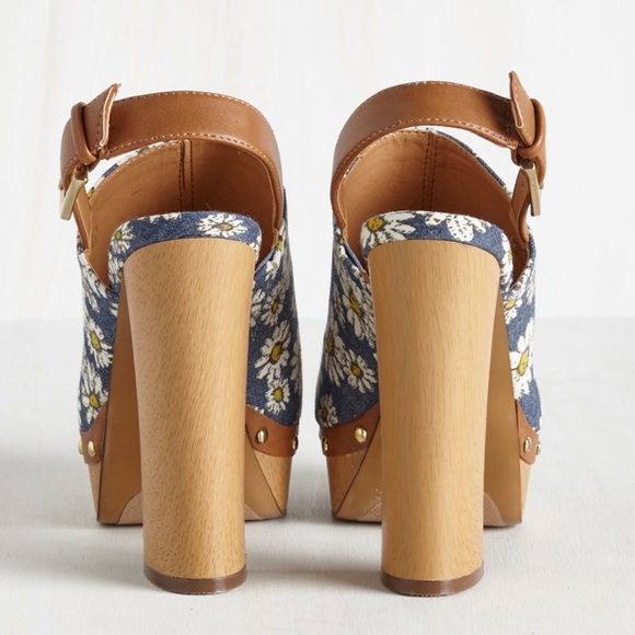 Happy Daisies Slingback Platform Wooden Clogs - Picture 3 of 4