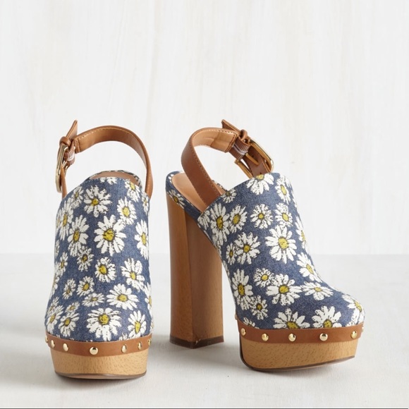 Happy Daisies Slingback Platform Wooden Clogs - Picture 4 of 4