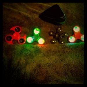 4 fidgets (2 light up) and case holds 2 spinners