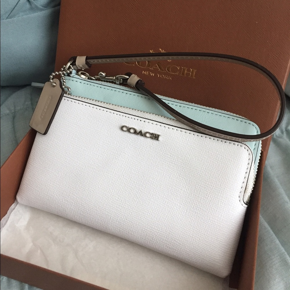 COACH - BRAND NEW Wrislet in white and baby blue