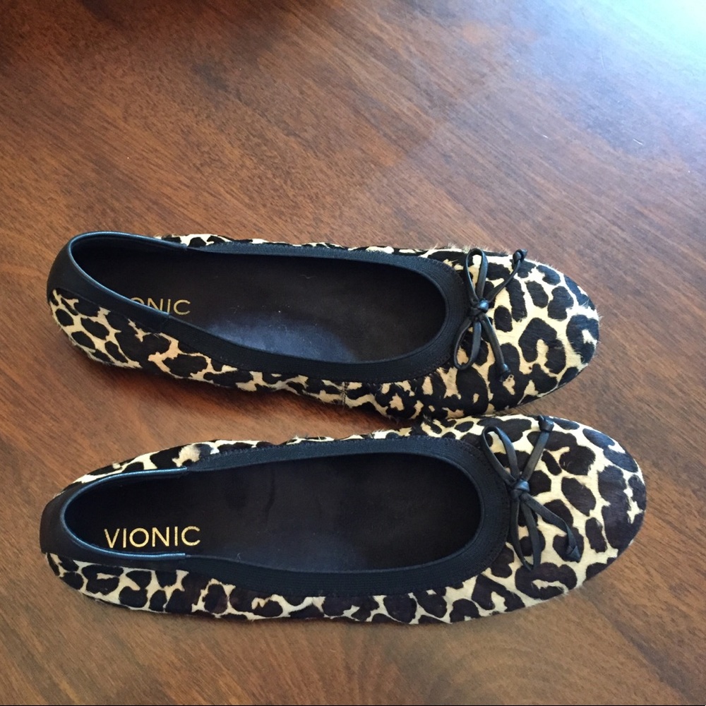 Vionic spark matira tan leopard 10 ballet flats.