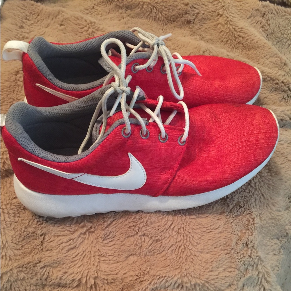 nike roshe youth size 6 (womens size 7)