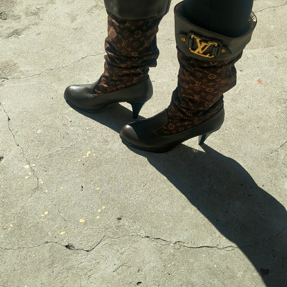 Boot's - Picture 3 of 3