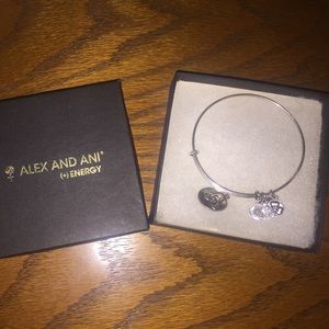 Alex and Ani Bracelette
