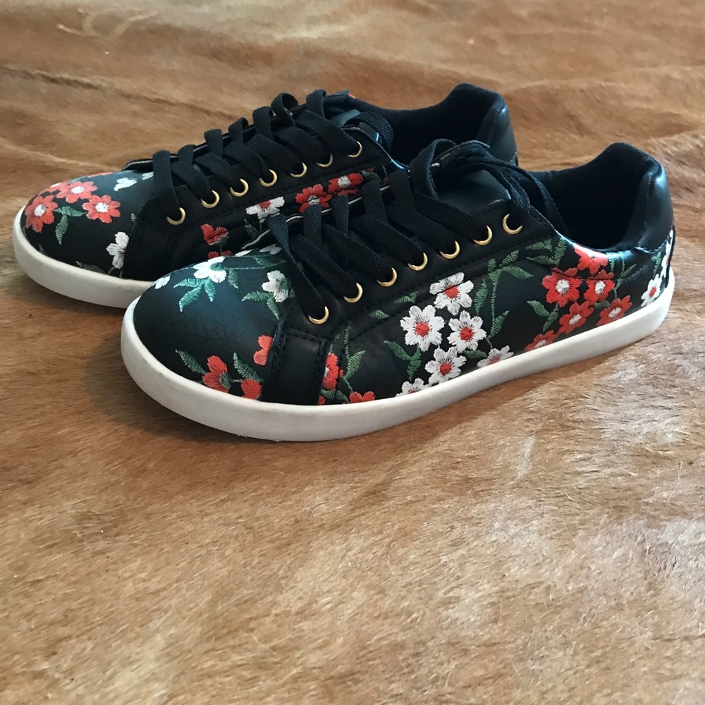 Atmosphere Sneakers