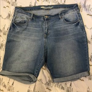 Size 16 OLD NAVY Bermuda style shorts