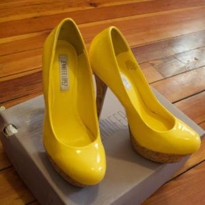 Jennifer Lopez Yellow Heel Pumps