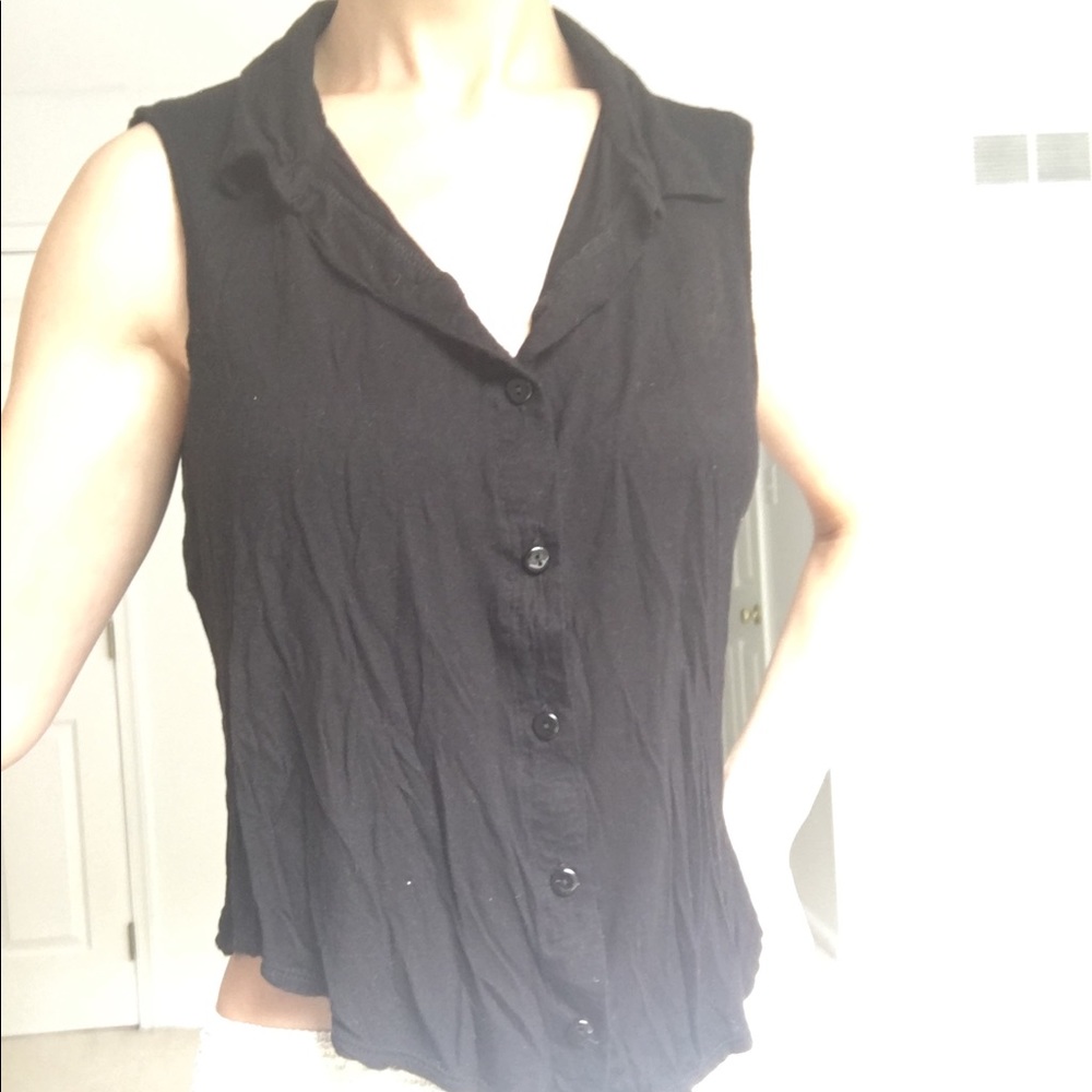 Black collared sleeveless shirt