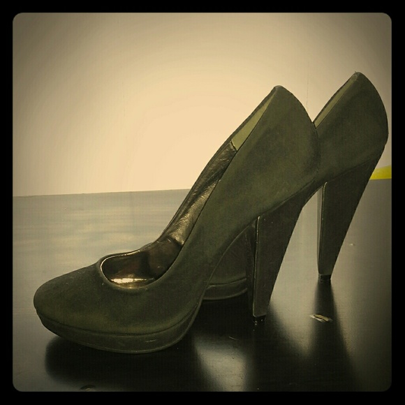 Black swad heels - Picture 1 of 2