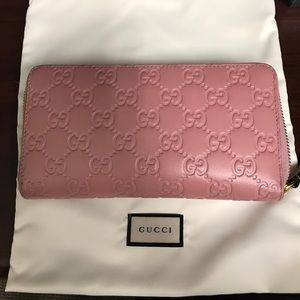 Gucci Signature zip around wallet!