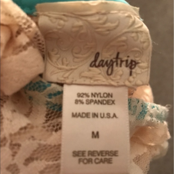 Beautiful brand new lace top! - Picture 3 of 3