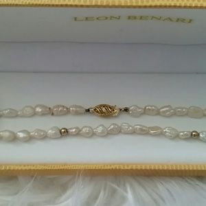 Jewelry - Set of natural pearls with 14 K gold clasp. Jewelry - Set of natural pearls with 14 K gold clasp.