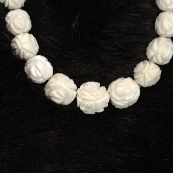 VINTAGE CARVED CABBAGE ROSE NECKLACE - Picture 1 of 4