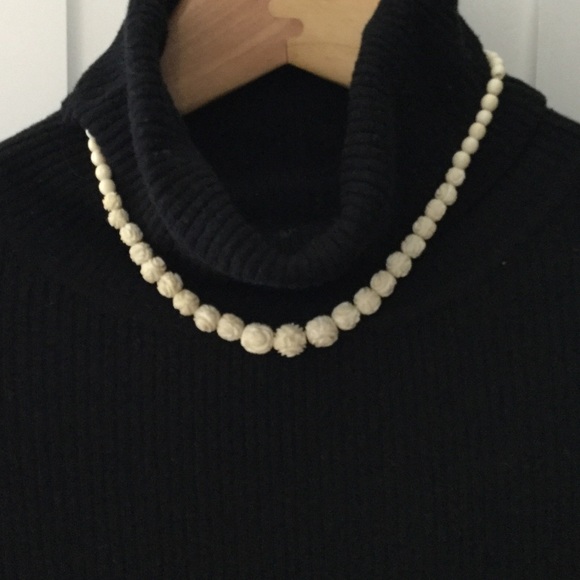 VINTAGE CARVED CABBAGE ROSE NECKLACE - Picture 3 of 6