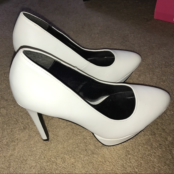 White high heels - Picture 2 of 5