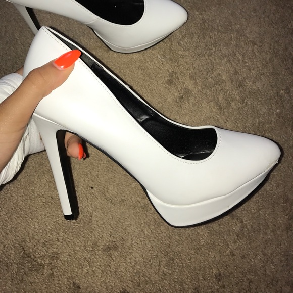 White high heels - Picture 3 of 5
