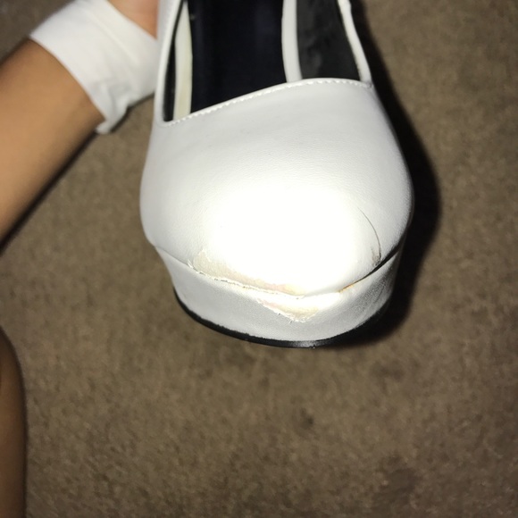 White high heels - Picture 4 of 5