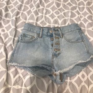 Basic Denim Shorts w/ four buttons