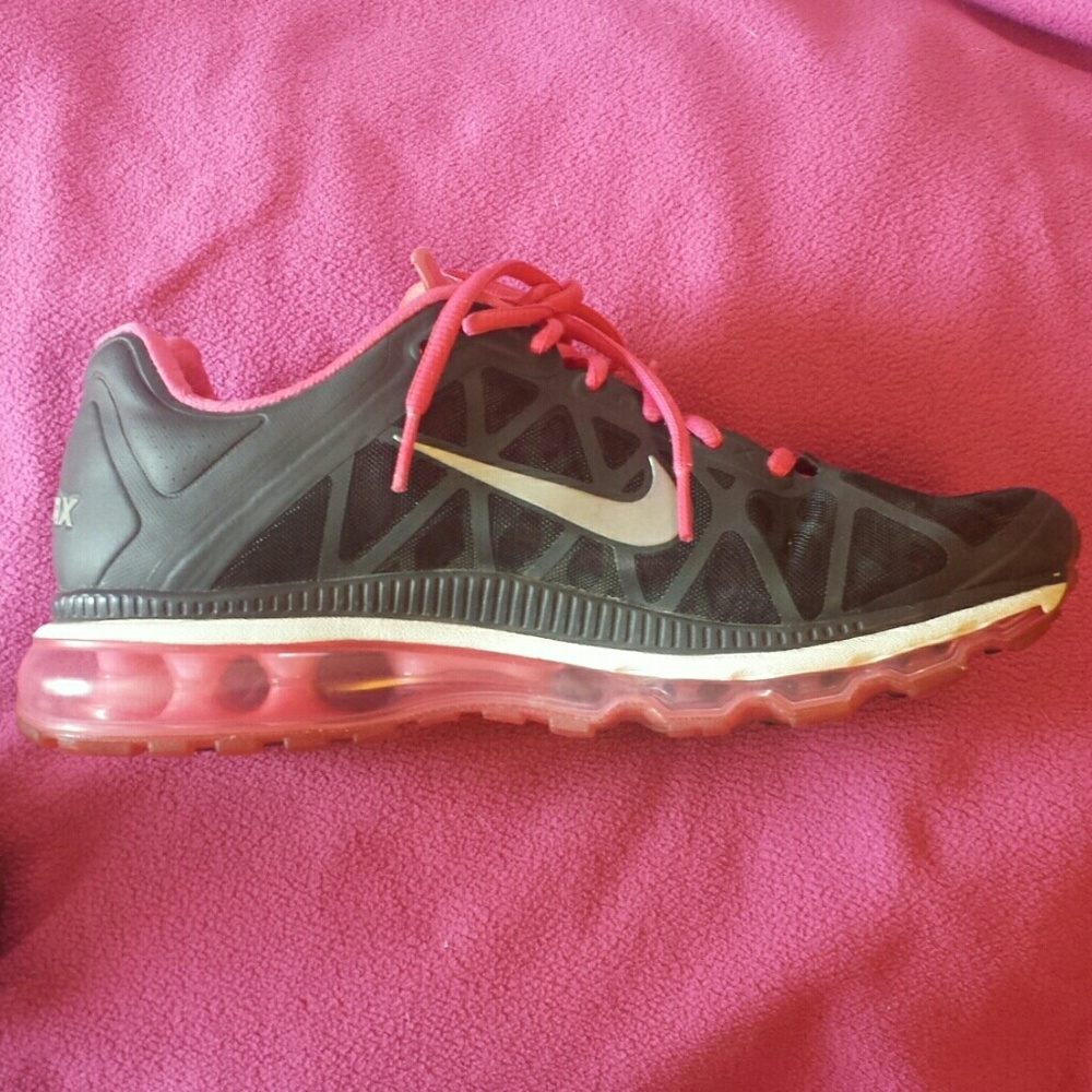 *SOLD* Nike Air Max running shoe size 9 1/2