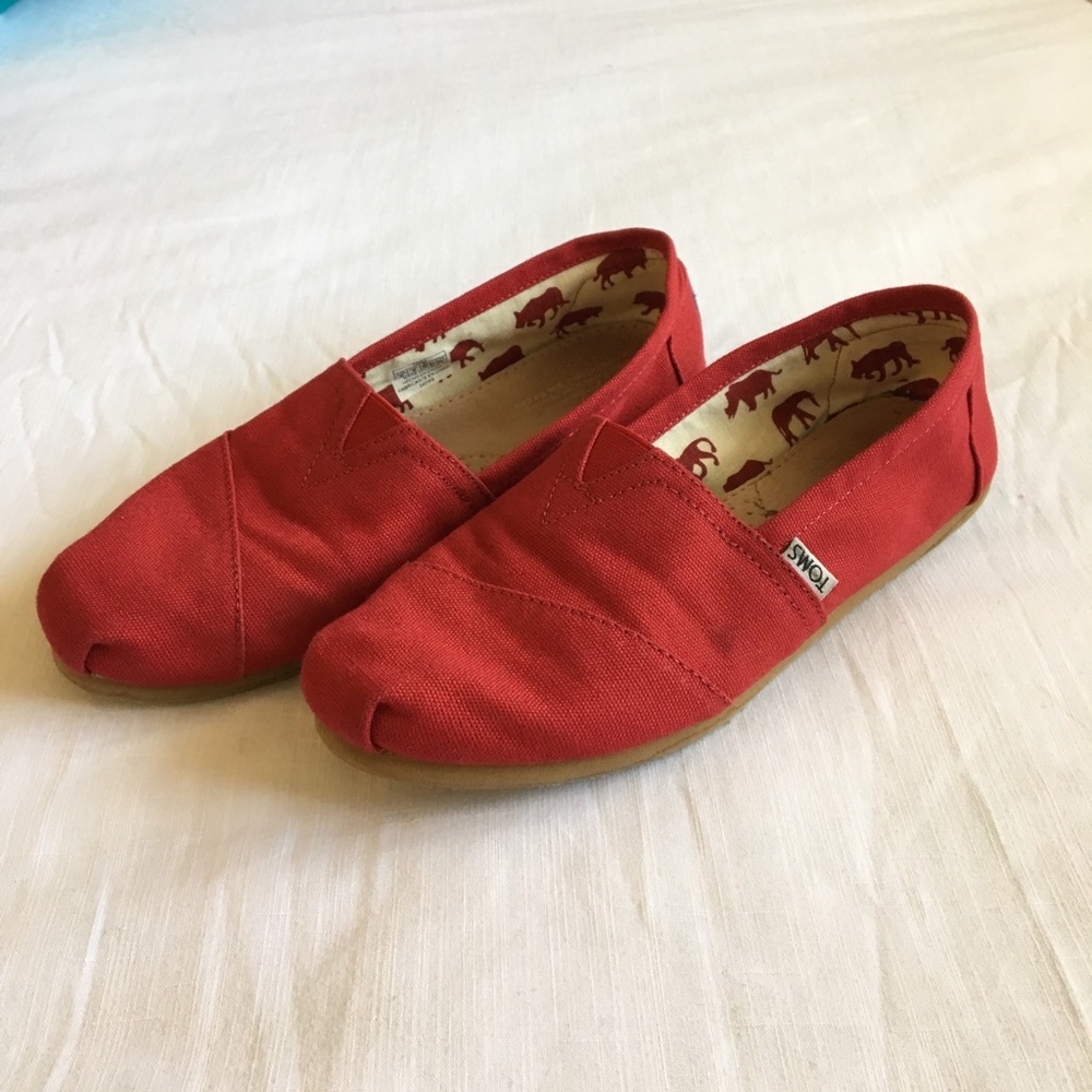 🔵 Toms shoes