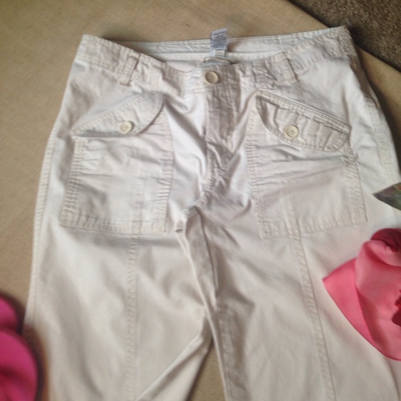๐ป GAP Khaki Capris - Picture 1 of 7